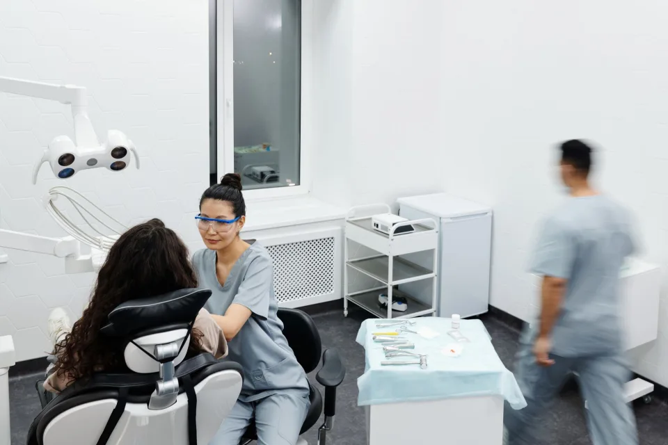 Cạo vôi và tẩy trắng — răng sạch mảng bám, sáng đều hơn — trước