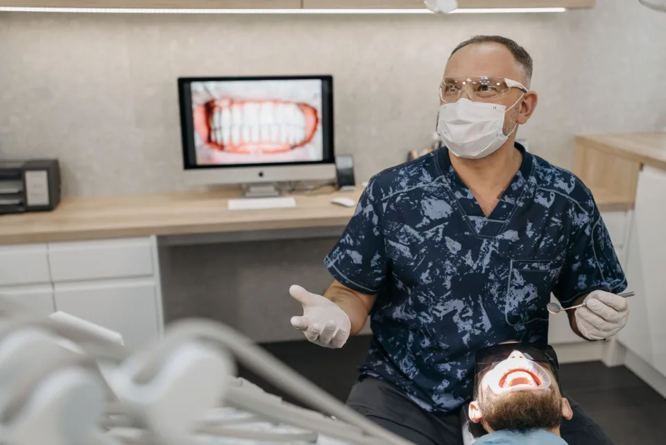Phục hình răng cửa sứt mẻ bằng trám thẩm mỹ — sau