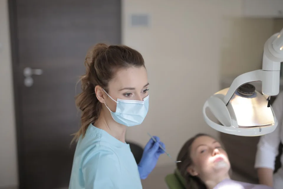 Cạo vôi và tẩy trắng — răng sạch mảng bám, sáng đều hơn — sau